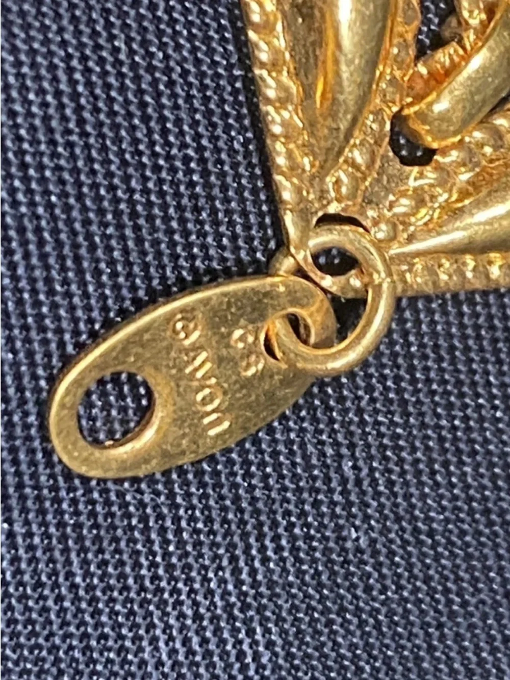 V8 VINTAGE Avon Gold Leaf Motif Bracelet
